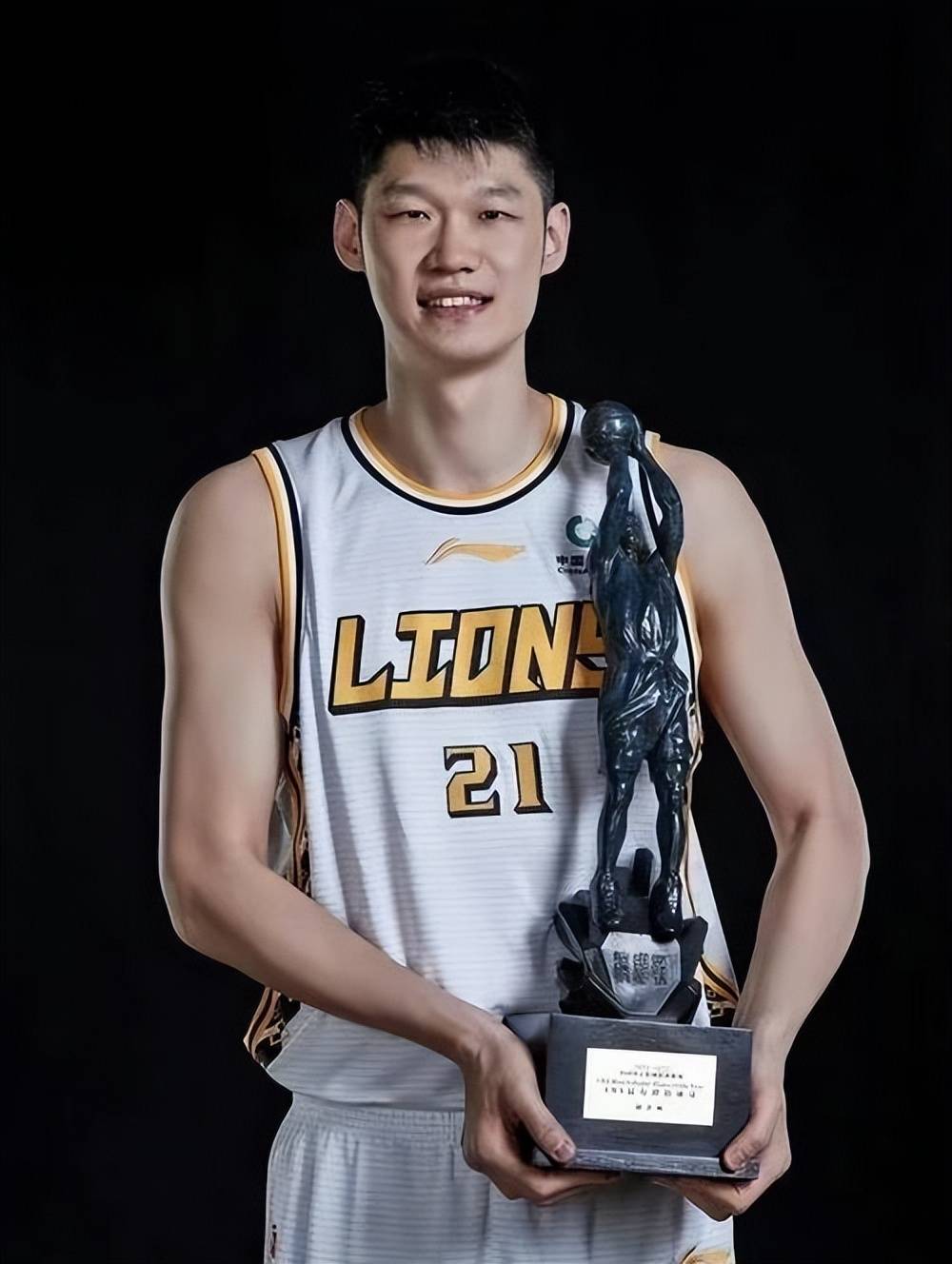 福建男篮内线经验丰富，击败对手取得胜利的简单介绍
