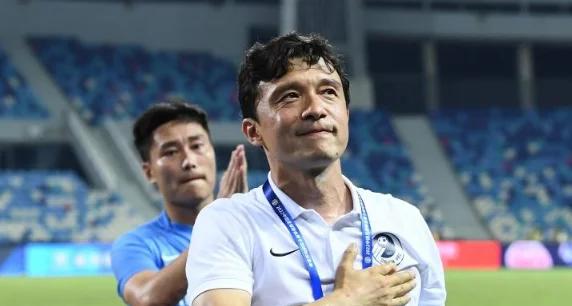 大连一方主教练表扬球员拼搏精神，球队士气高涨的简单介绍